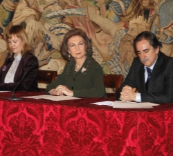Su Majestad la Reina junto al ministro de Trabajo y la ministra de Sanidad, Política Social e Igualdad