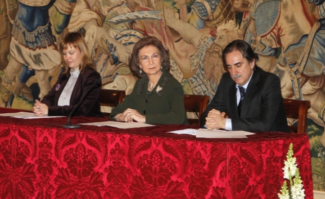 Su Majestad la Reina junto al ministro de Trabajo y la ministra de Sanidad, Política Social e Igualdad