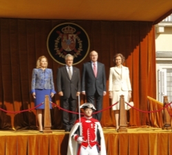 Los Reyes y el Presidente Piñera y su esposa, durante el recibimiento oficial en el Palacio Real de El Pardo