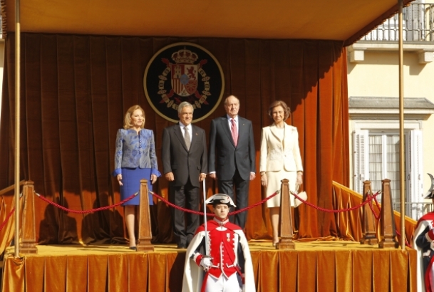 Los Reyes y el Presidente Piñera y su esposa, durante el recibimiento oficial en el Palacio Real de El Pardo