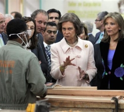 Su Majestad la Reina se informa de las actividades que se realizan en la Fundación Escuela Taller de Bogotá