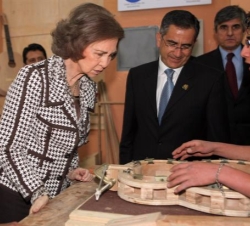 Doña Sofía conversa con un alumno, en su visita a la Escuela Municipal Taller Quito