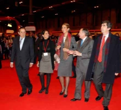 Su Alteza Real recorrió la feria acompañada, entre otras personalidades, por la consejera de Empleo, Mujer e Inmigración de la Comunidad de Madrid, Pa