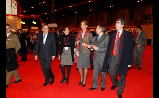 Su Alteza Real recorrió la feria acompañada, entre otras personalidades, por la consejera de Empleo, Mujer e Inmigración de la Comunidad de Madrid, Pa