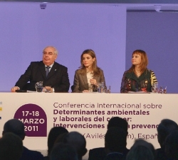 Su Alteza Real en la mesa presidencial, junto al presidente del Principado de Asturias, VicenteÁlvarez Areces, la ministra de Sanidad, Política Social