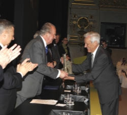 Su Majestad el Rey hace entrega de uno de los galardones