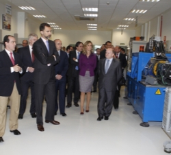 Don Felipe recibe explicaciones del nuevo centro de la empresa ThyssenKrupp