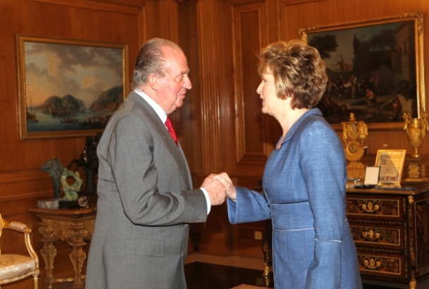 Su Majestad el Rey saluda a la Presidenta de Irlanda