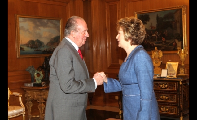 Su Majestad el Rey saluda a la Presidenta de Irlanda