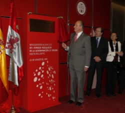 Don Juan Carlos descubre la placa conmemorativa de la inauguración