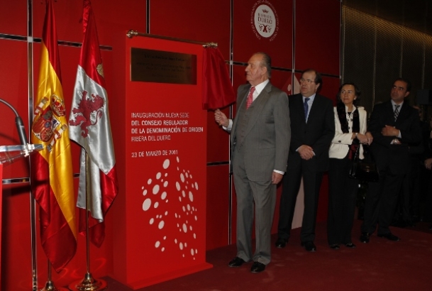 Don Juan Carlos descubre la placa conmemorativa de la inauguración