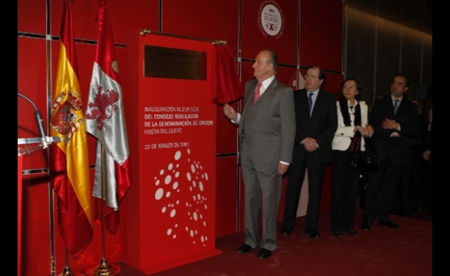 Don Juan Carlos descubre la placa conmemorativa de la inauguración