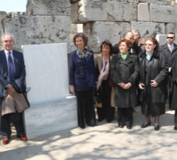 Su Majestad la Reina junto a la placa con el elogio de Pedro IV