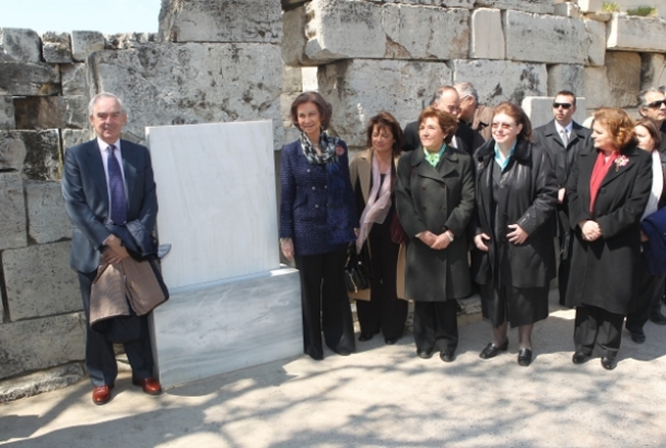 Su Majestad la Reina junto a la placa con el elogio de Pedro IV