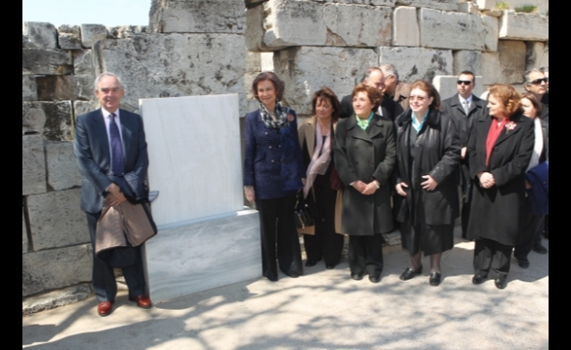 Su Majestad la Reina junto a la placa con el elogio de Pedro IV