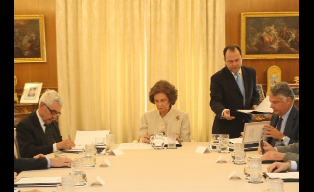 Doña Sofía, Pasqual Maragall e Ignacio Garralda, durante la firma del convenio