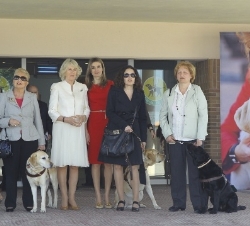 Fotografía de grupo en la Fundación ONCE del Perro Guía