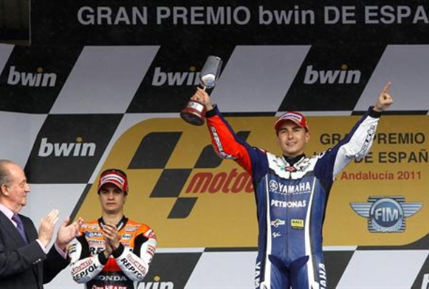 Don Juan Carlos, junto a los pilotos Jorge Lorenzo y Dani Pedrosa