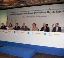 Sus Majestades los Reyes en la mesa de presidencia de los Premios