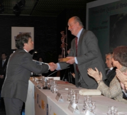 Su Majestad hace entrega del Premio Don Quijote de Periodismo a Javier Ortega Vizcaíno