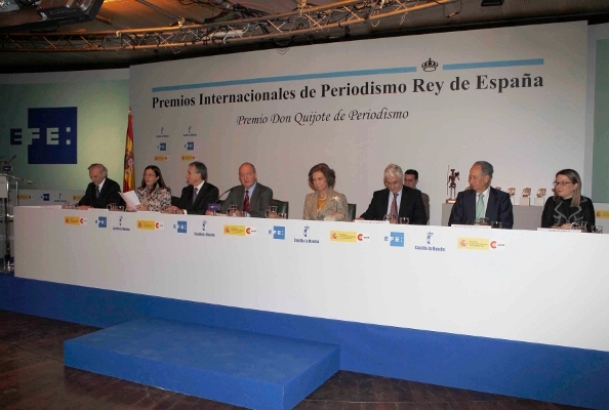 Sus Majestades los Reyes en la mesa de presidencia de los Premios