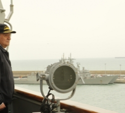 El Rey recibe los honores del resto de los barco de la flota