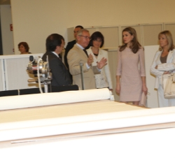 Su Alteza Real recibe explicaciones en un momento de la visita