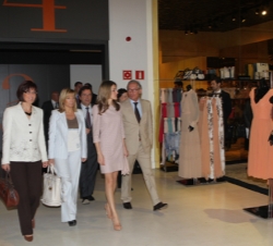 Doña Letizia durante la visita en el Hangar-Design Center