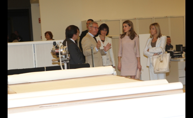Su Alteza Real recibe explicaciones en un momento de la visita