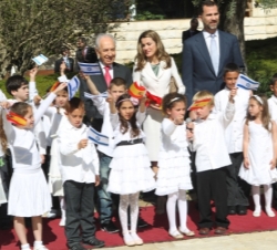 Don Felipe y Doña Letizia, junto al Presidente de Israel durante el recibimiento oficial