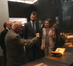 Don Felipe y Doña Letizia atienden las explicaciones durante el recorrido