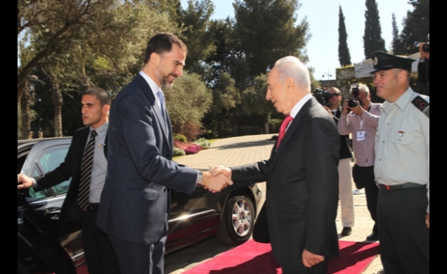 Su Alteza Real el Príncipe de Asturias saluda al Presidente Simón Peres