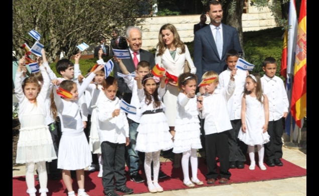 Don Felipe y Doña Letizia, junto al Presidente de Israel durante el recibimiento oficial