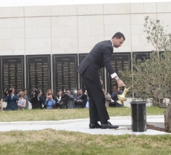 Don Felipe, en presencia de Doña Letizia, riega elárbol de la vida