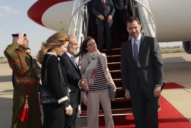 Don Felipe y Doña Letizia son recibidos por el Príncipe Talal Bin Mohamed y la Princesa Ghida Talal