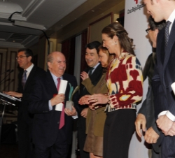 El padre del Doctor Pedro Alonso recogió el Premio en su nombre, concedido al Hospital Clinic.