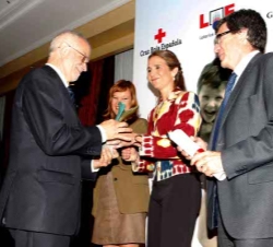 Doña Elena entrega el Premio al vicepresidente de la Fundación Telefónica, Javier Nadal por el Proyecto'Proniño'