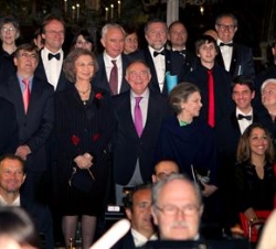 Doña Sofía junto a las autoridades e interpretes, tras el concierto
