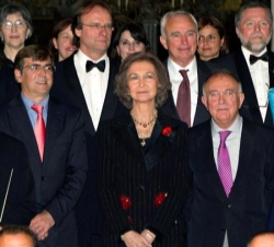 Doña Sofía junto a las autoridades que asistieron al concierto