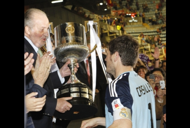 Don Juan Carlos entrega el trofeo de campeón al capitán del Real Madrid, Iker Casillas