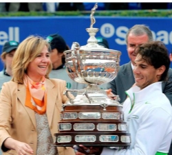 Doña Cristina entrega el trofeo de ganador a Rafa Nadal