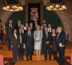Fotografía de grupo con los premiados, miembros del jurado y autoridades