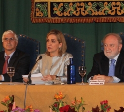 Doña Cristina, durante sus palabras, junto al presidente de la Junta de Comunidades de Castilla-La Mancha, José María Barreda, y el presidente de la A