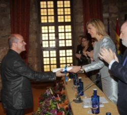 Bernardo de Miguel recibe el premio de manos de Doña Cristina