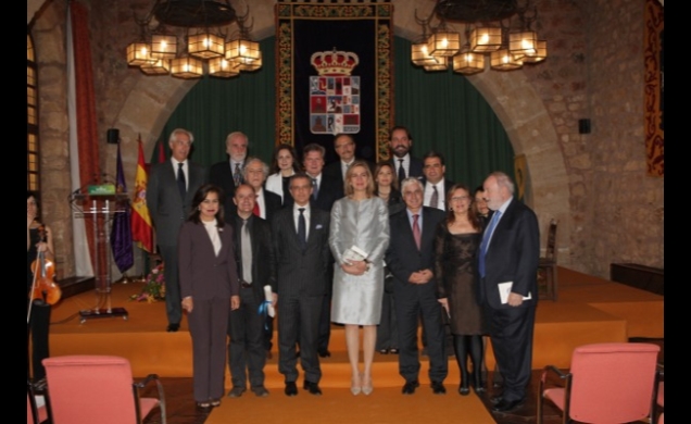 Fotografía de grupo con los premiados, miembros del jurado y autoridades