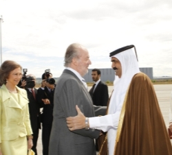Don Juan Carlos y Doña Sofía reciben al Emir de Catar y su esposa en el aeropuerto de Barajas