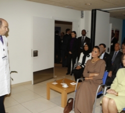 Su Majestad la Reina y Su Alteza la Jequesa escuchan las explicaciones del Doctor Pablo Martínez