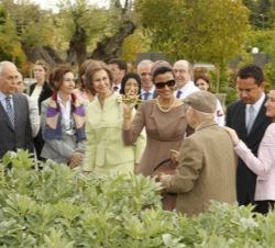 La Reina y la Jequesa en la zona de plantas aromáticas y el huerto