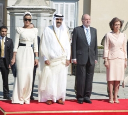 Sus Majestades los Reyes junto al Emir de Catar y su esposa, en la tribuna