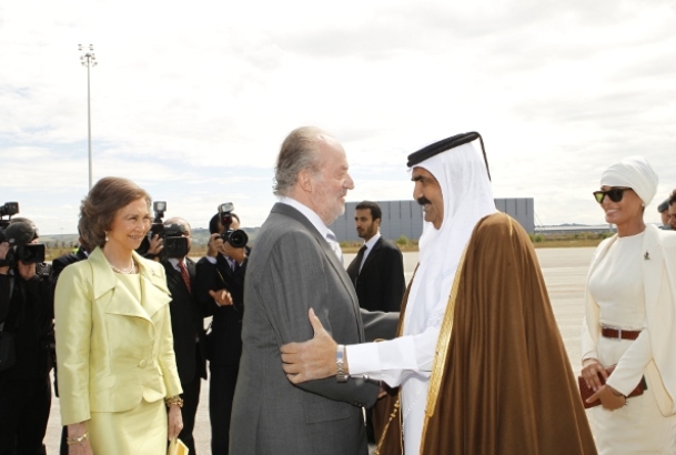 Don Juan Carlos y Doña Sofía reciben al Emir de Catar y su esposa en el aeropuerto de Barajas